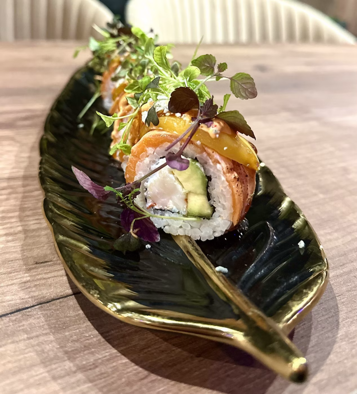 Ролл с креветкой, форелью, персиком и сыром «Дор блю»