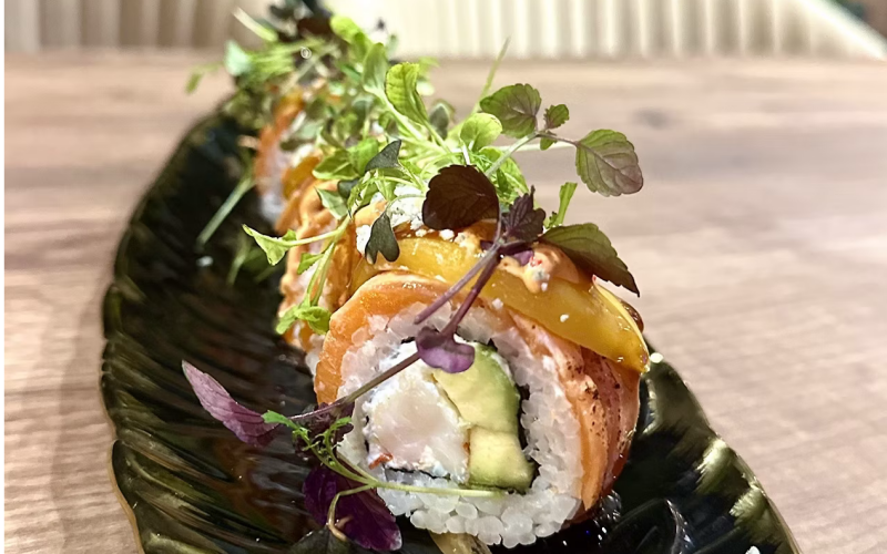 Ролл с креветкой, форелью, персиком и сыром «Дор блю»