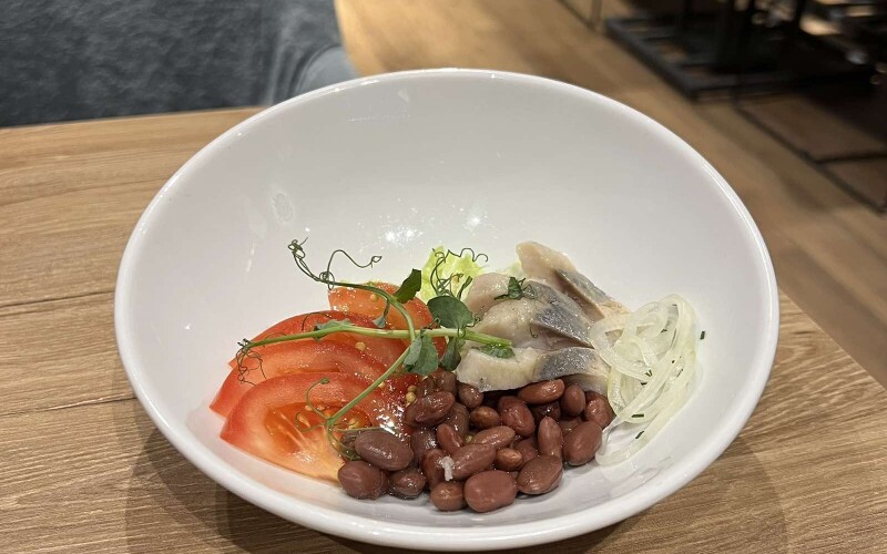 Салат с сельдью и фасолью