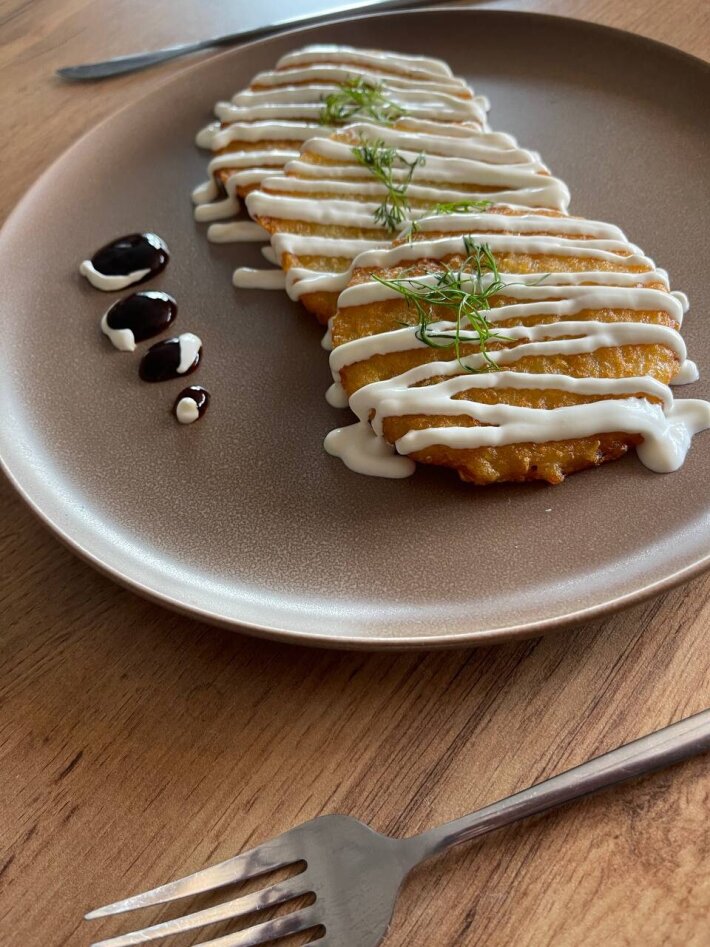 Драники со сметаной и зеленью