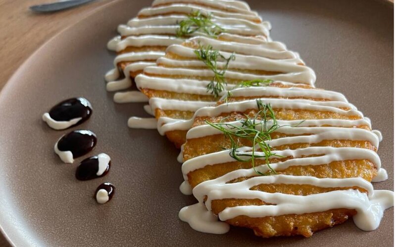 Драники со сметаной и зеленью