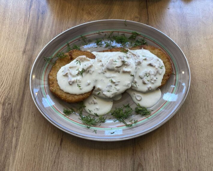 Драники с курицей в сливочном соусе