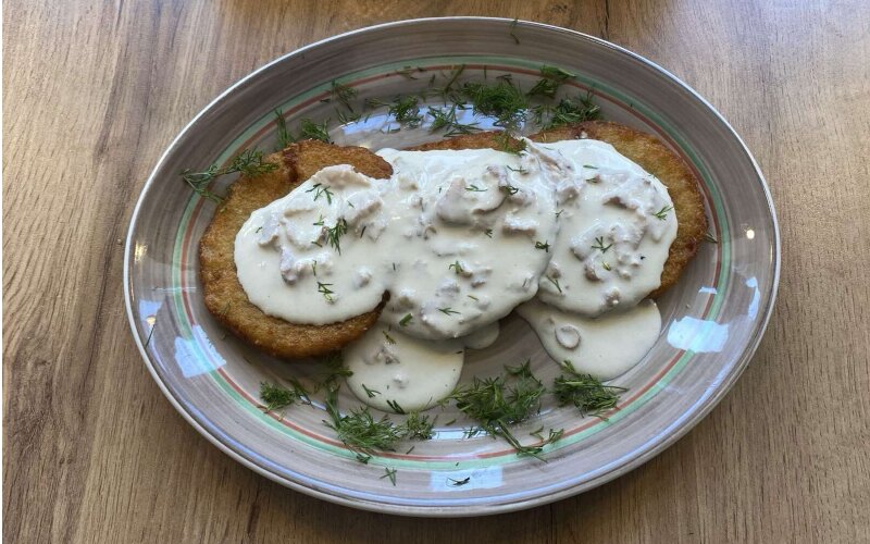 Драники с курицей в сливочном соусе