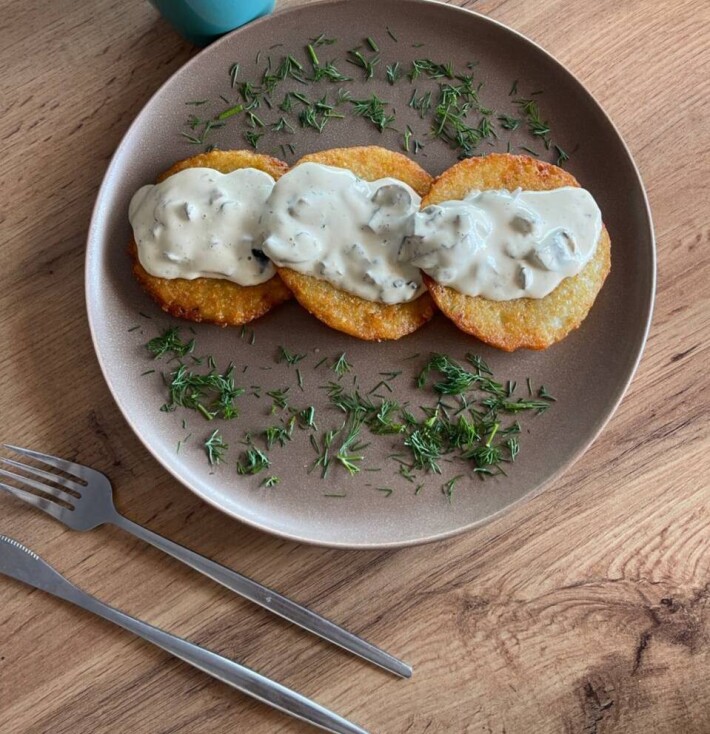 Драники с грибами в сливочном соусе