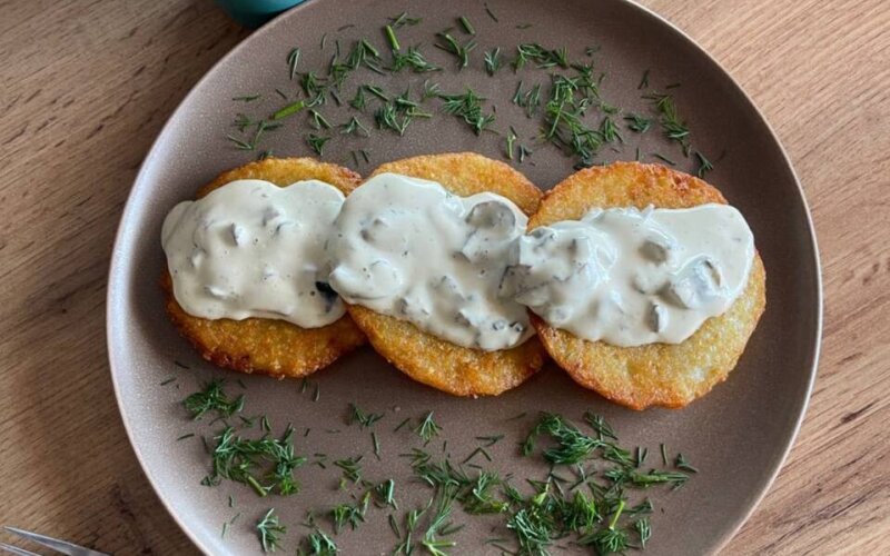 Драники с грибами в сливочном соусе