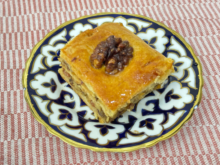 Пахлава с медом и орехами