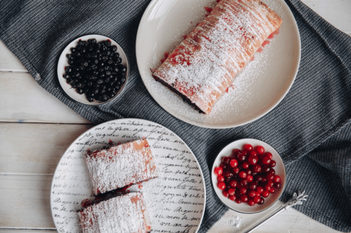 Штрудель с черникой и клюквой