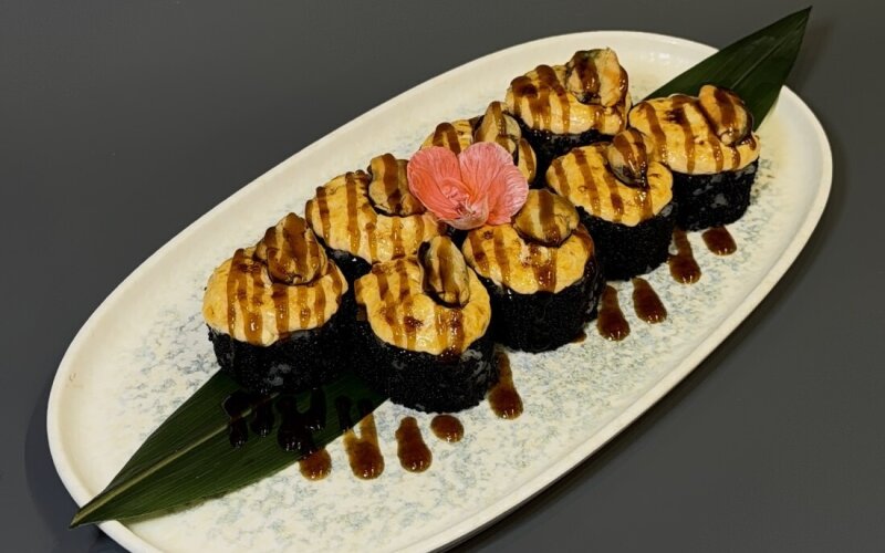 Запеченый ролл с мидиями