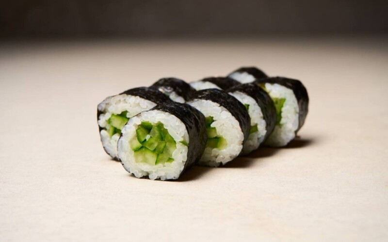 Мини ролл с огурцом