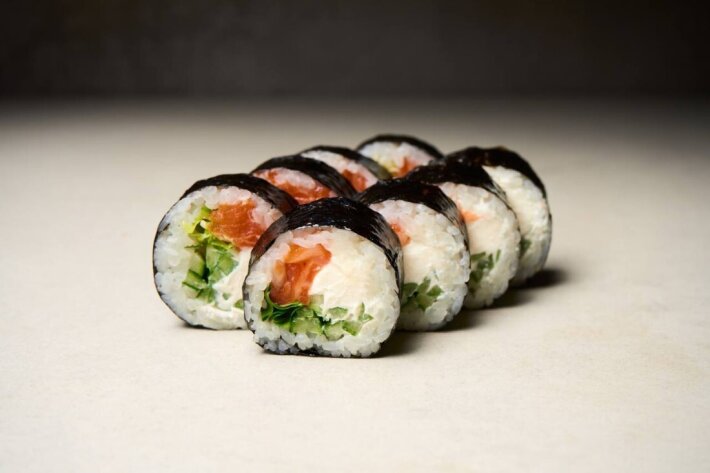 Ролл с лососем и огурцом