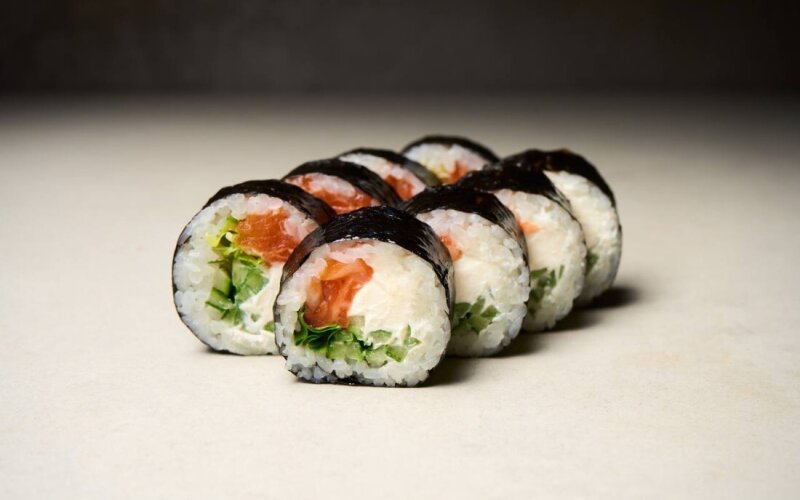 Ролл с лососем и огурцом