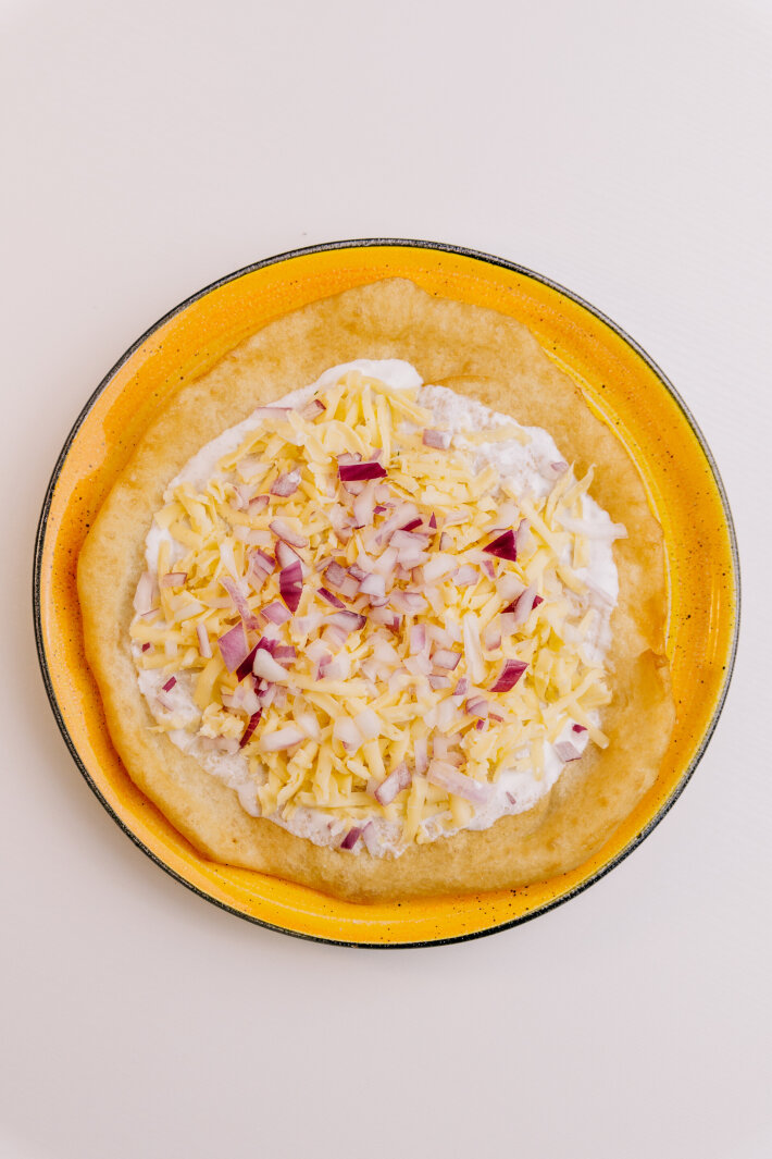 Лангош с красным луком