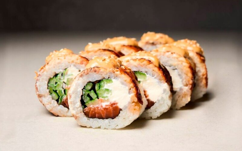 Ролл с лососем и угрем