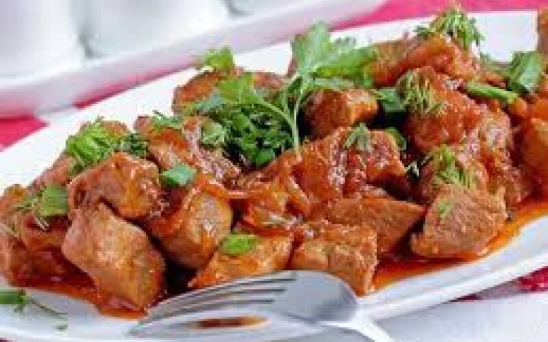 Мясная поджарка с луком и томатом