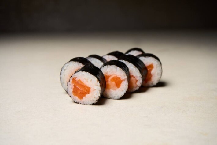 Мини ролл с лососем
