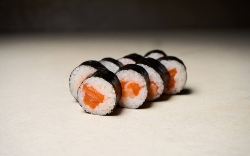 Мини ролл с лососем