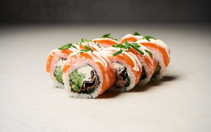 Ролл Филадельфия с трюфельным соусом