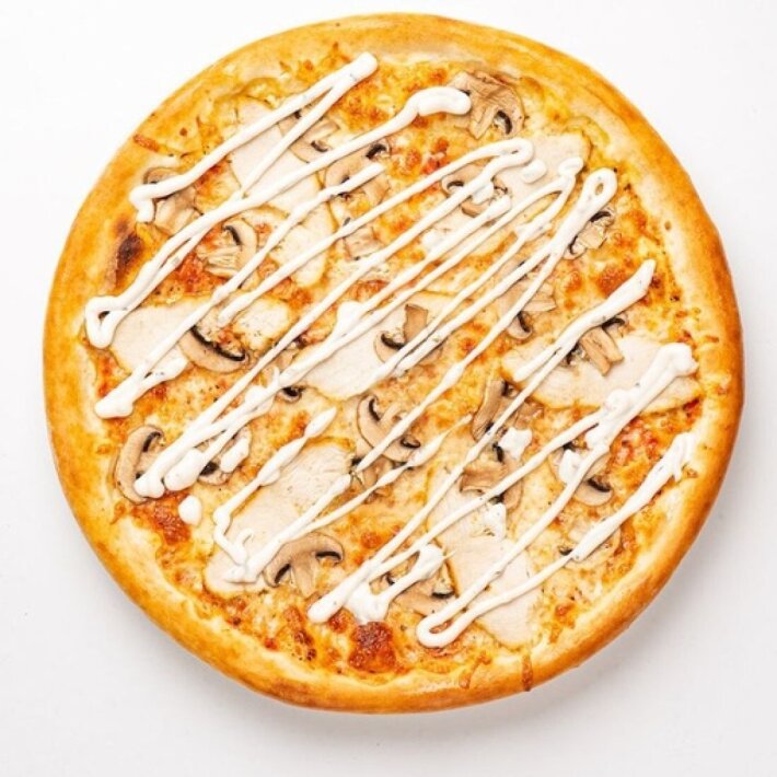 Пицца «Цыпленок» с грибами и грибным соусом