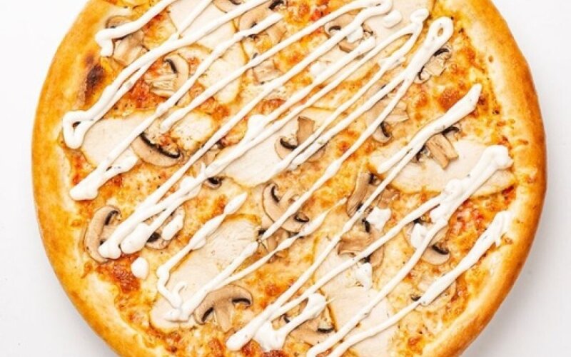 Пицца «Цыпленок» с грибами и грибным соусом