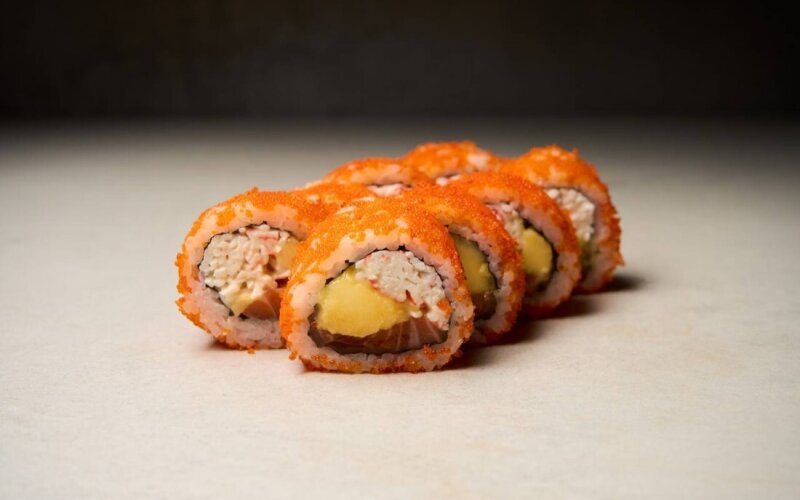 Ролл Калифорния с манго