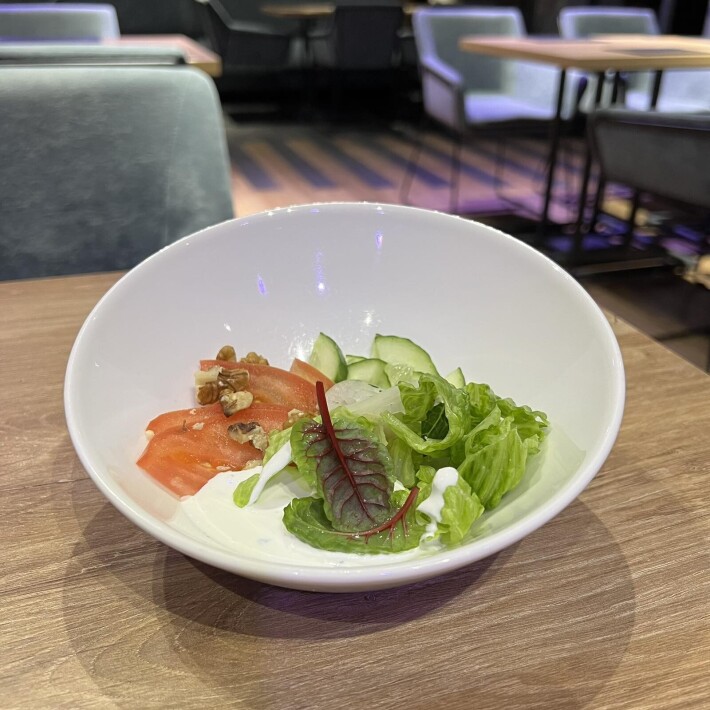 Овощной салат с творожным соусом и грецкими орехами