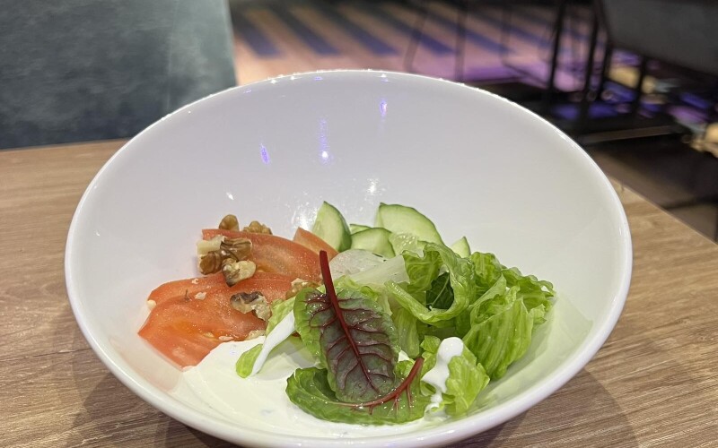 Овощной салат с творожным соусом и грецкими орехами