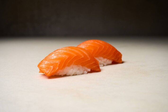 Суши с лососем