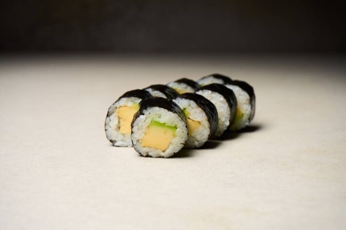 Мини ролл с авокадо