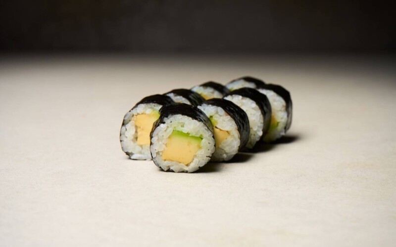 Мини ролл с авокадо