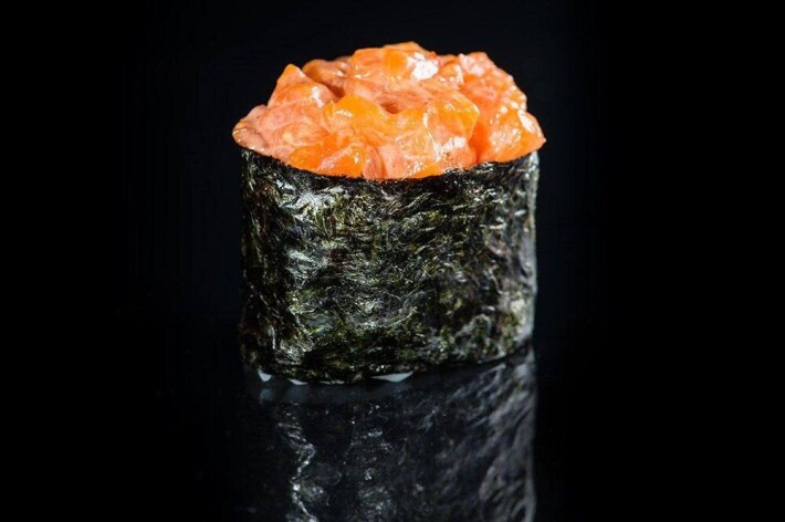 Гункан «спайси сяке»