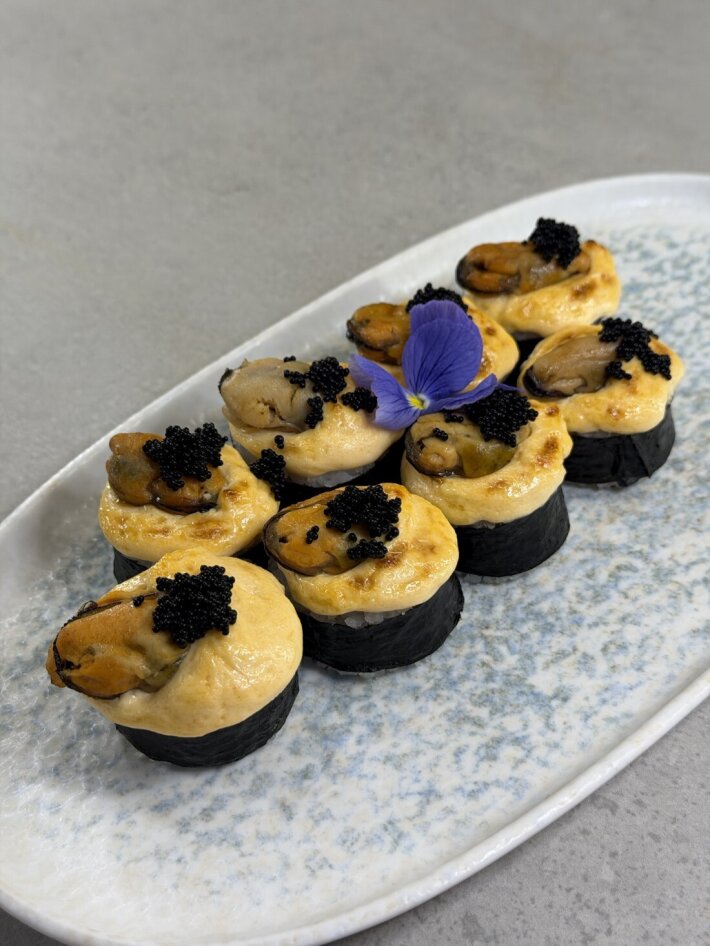 Запечённый ролл с мидиями