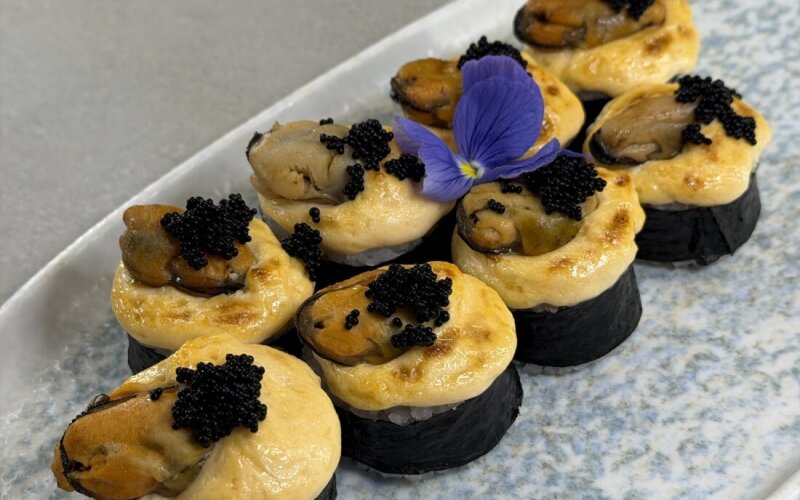 Запечённый ролл с мидиями