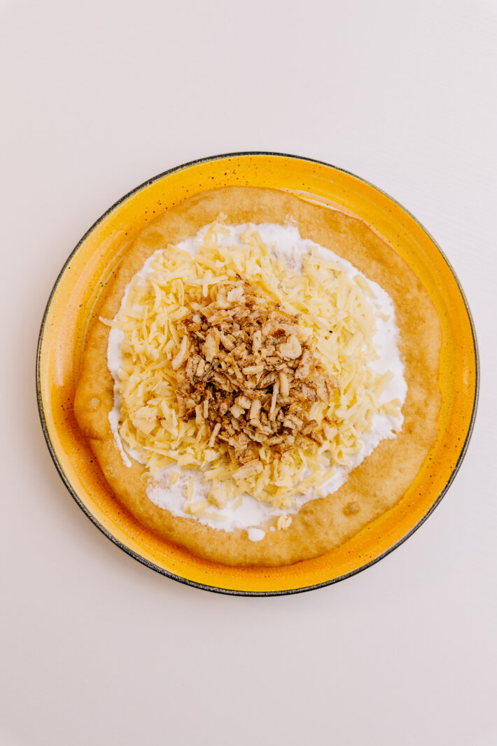 Лангош с жареным луком