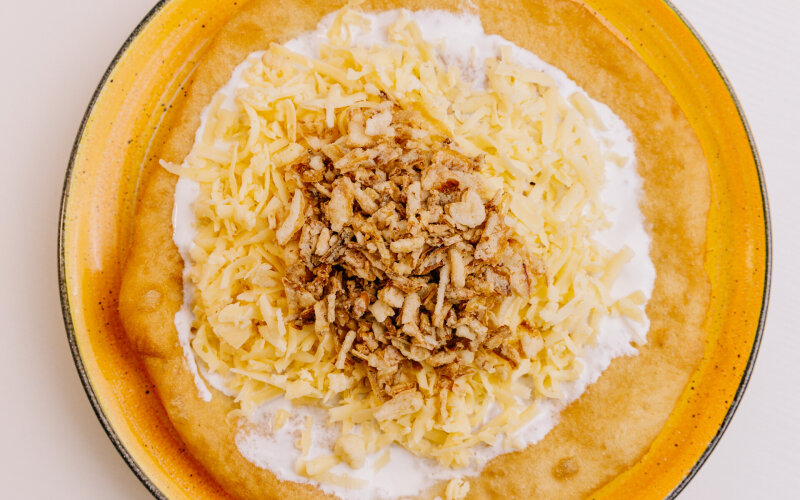 Лангош с жареным луком