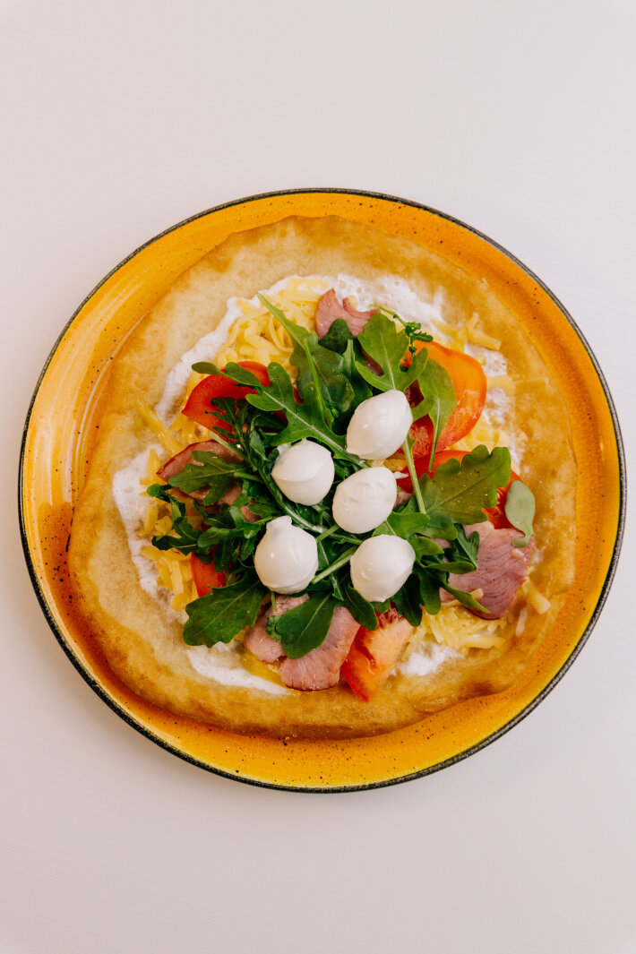 Лангош с сыром «Моцарелла» и руколой