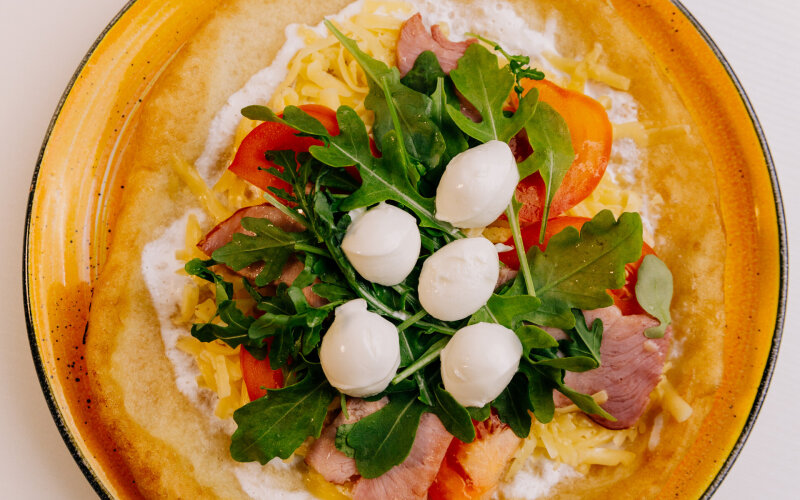 Лангош с сыром «Моцарелла» и руколой