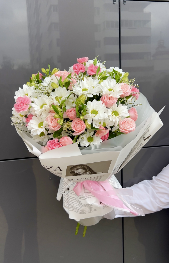 Стойкий объемный букет из ромашек и кустовых роз