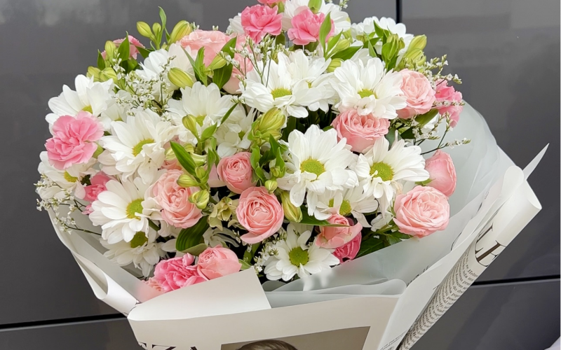 Стойкий объемный букет из ромашек и кустовых роз