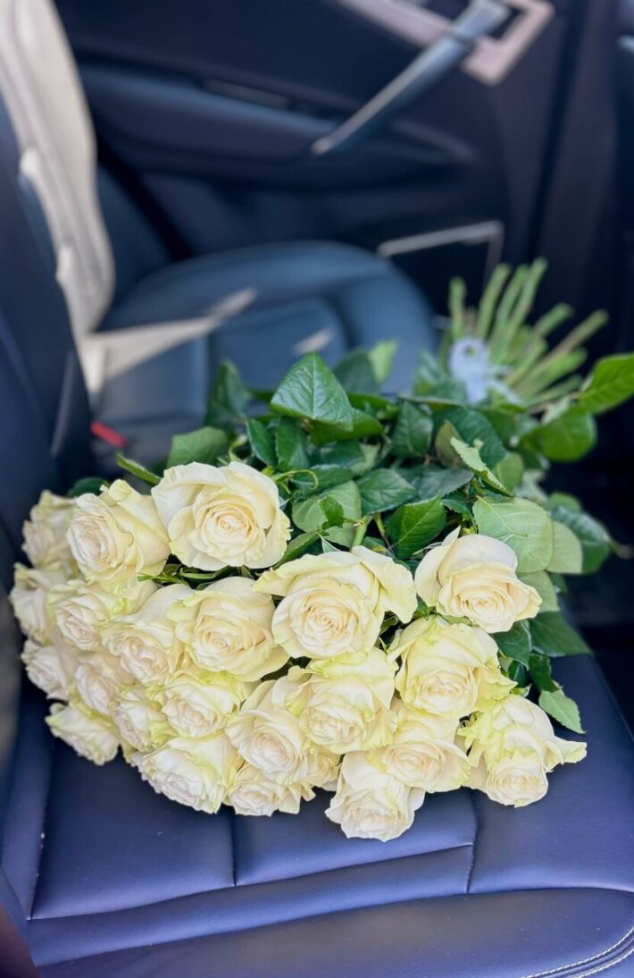 Шикарный букет из белых роз