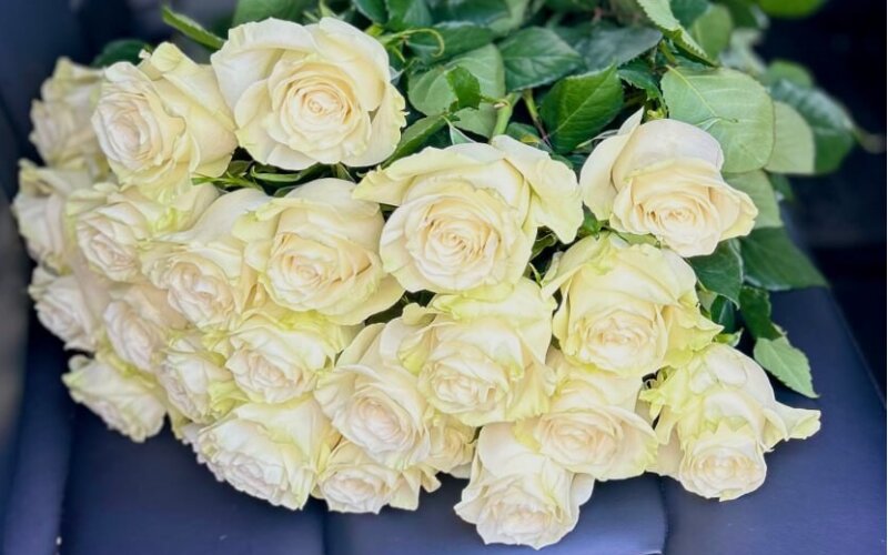 Шикарный букет из белых роз