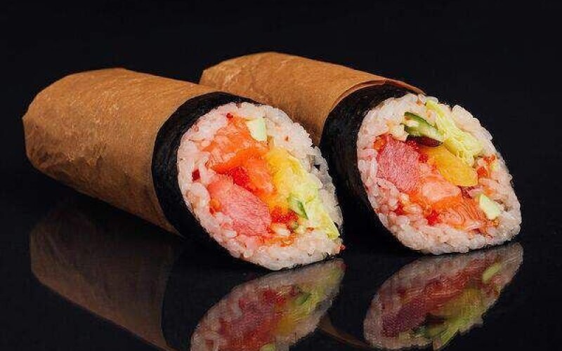 Суши буррито с лососем