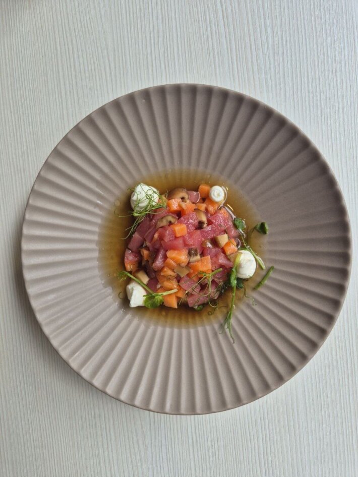 Тартар из семги и тунца с соусом понзу и шиитаке