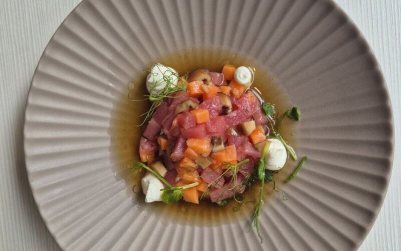 Тартар из семги и тунца с соусом понзу и шиитаке