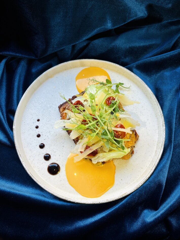 Вафля с томленой говядиной и томатом