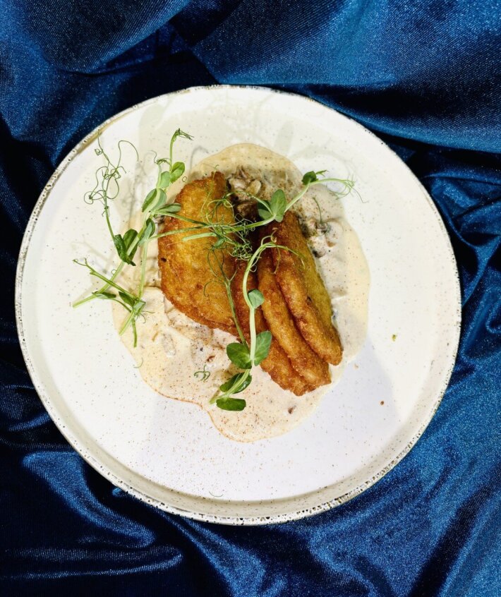 Драники с шампиньонами и сливочным соусом