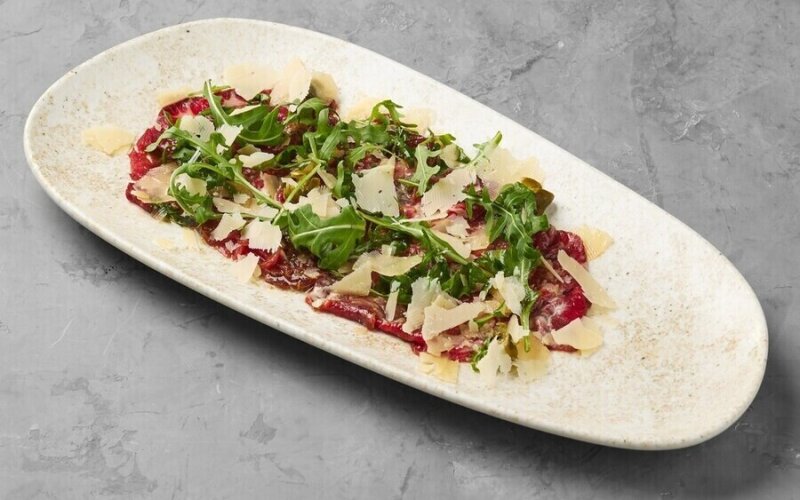 Карпаччо из говядины с пармезаном