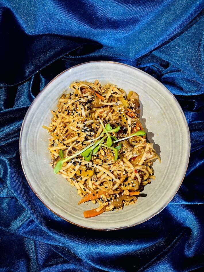 Удон с овощами и устричным соусом