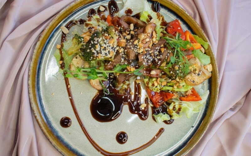 Теплый салат с языком