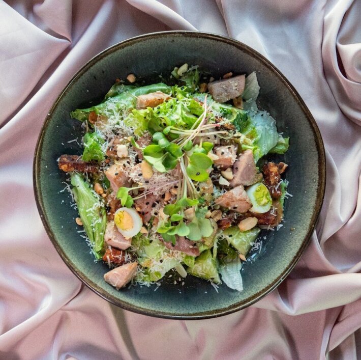 Салат с тунцом и бататом фри