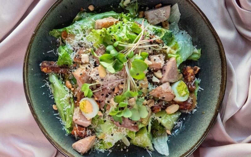 Салат с тунцом и бататом фри